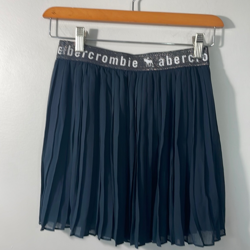 Abercrombie kids girls navy blue accordion skirt in size 11/12. Preppy Chiffon